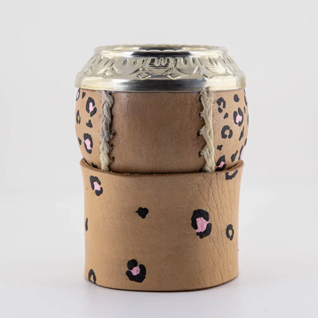 art. m048 Mate torpedo de cuero vaqueta pintado calabaza con virola tallada de alpaca cocido con tiento y base de cuero pintada