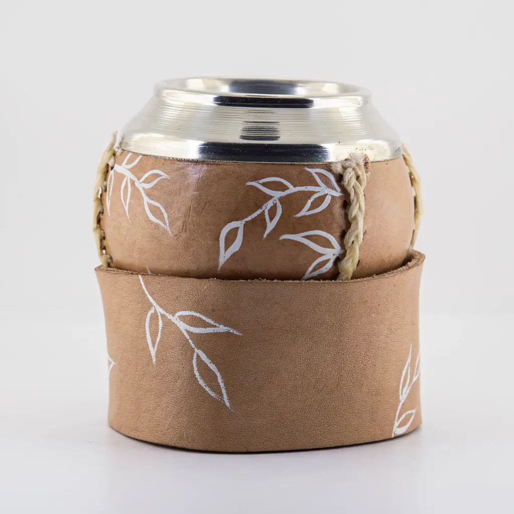 art. m049 Mate Uruguayo de cuero vaqueta pintado calabaza con virola de alpaca cocido con tiento y base de cuero pintada