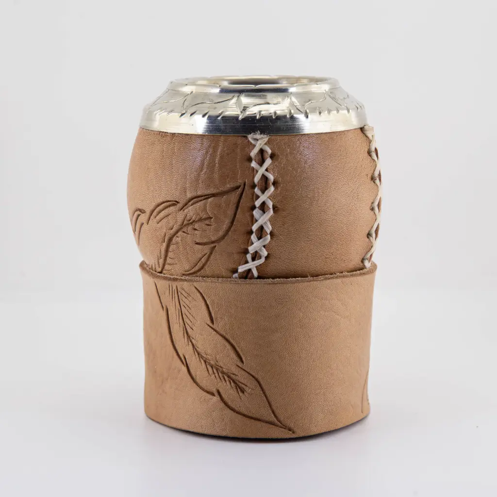 art. m051 Mate Uruguayo de cuero vaqueta tallado calabaza con virola de alpaca cocido con tiento y base de cuero tallado