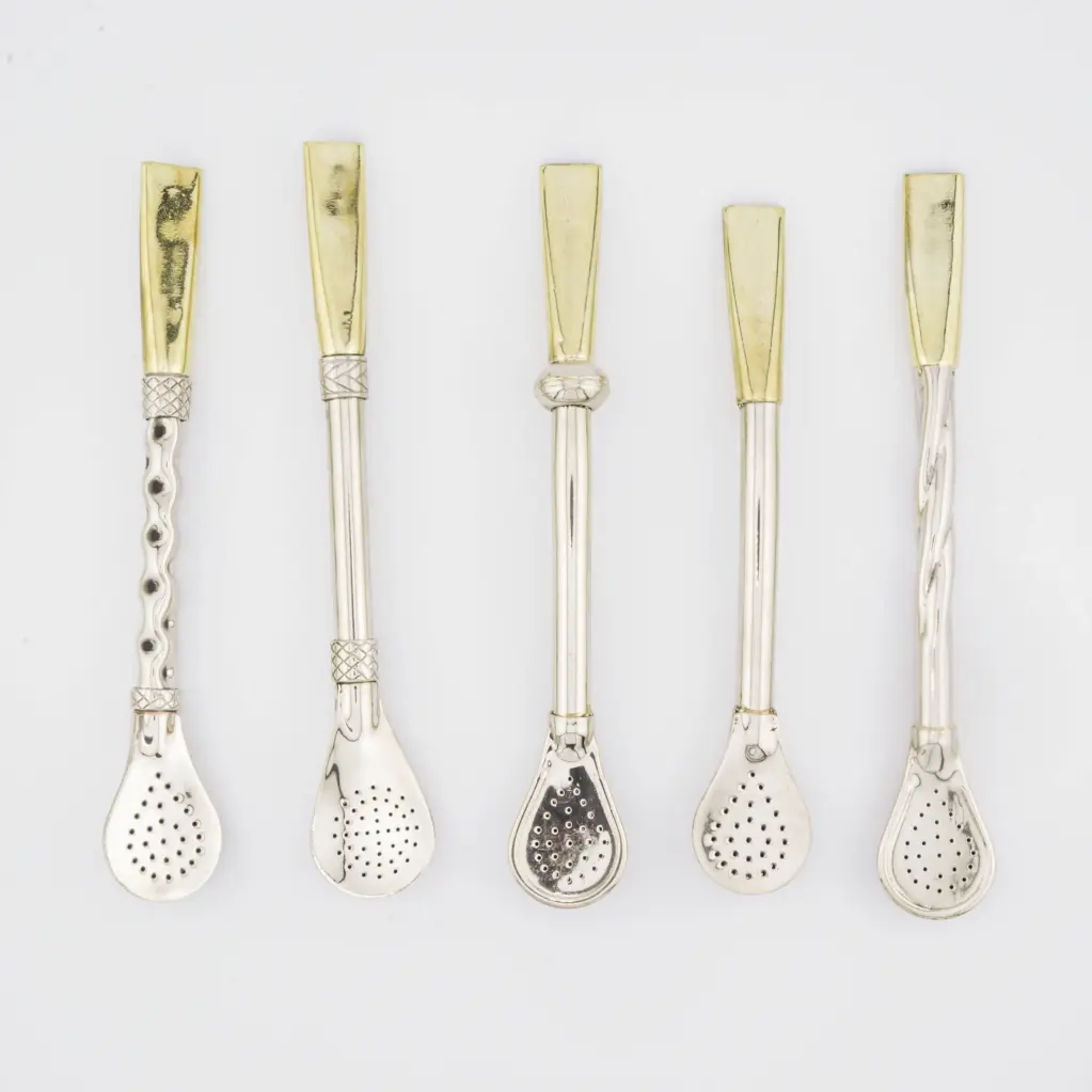 art. 129 Bombillón Alpaca caño repujado y liso con pico reforzado de bronce modelos surtidos