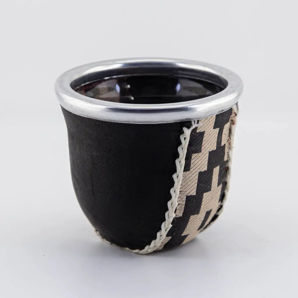 Mate de vidrio forrado en cuero con guarda pampa