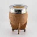art. m006 Mate Imperial de cuero tallado calabaza con virola y doble fleje de alpaca con bolitas (pie y cuello)