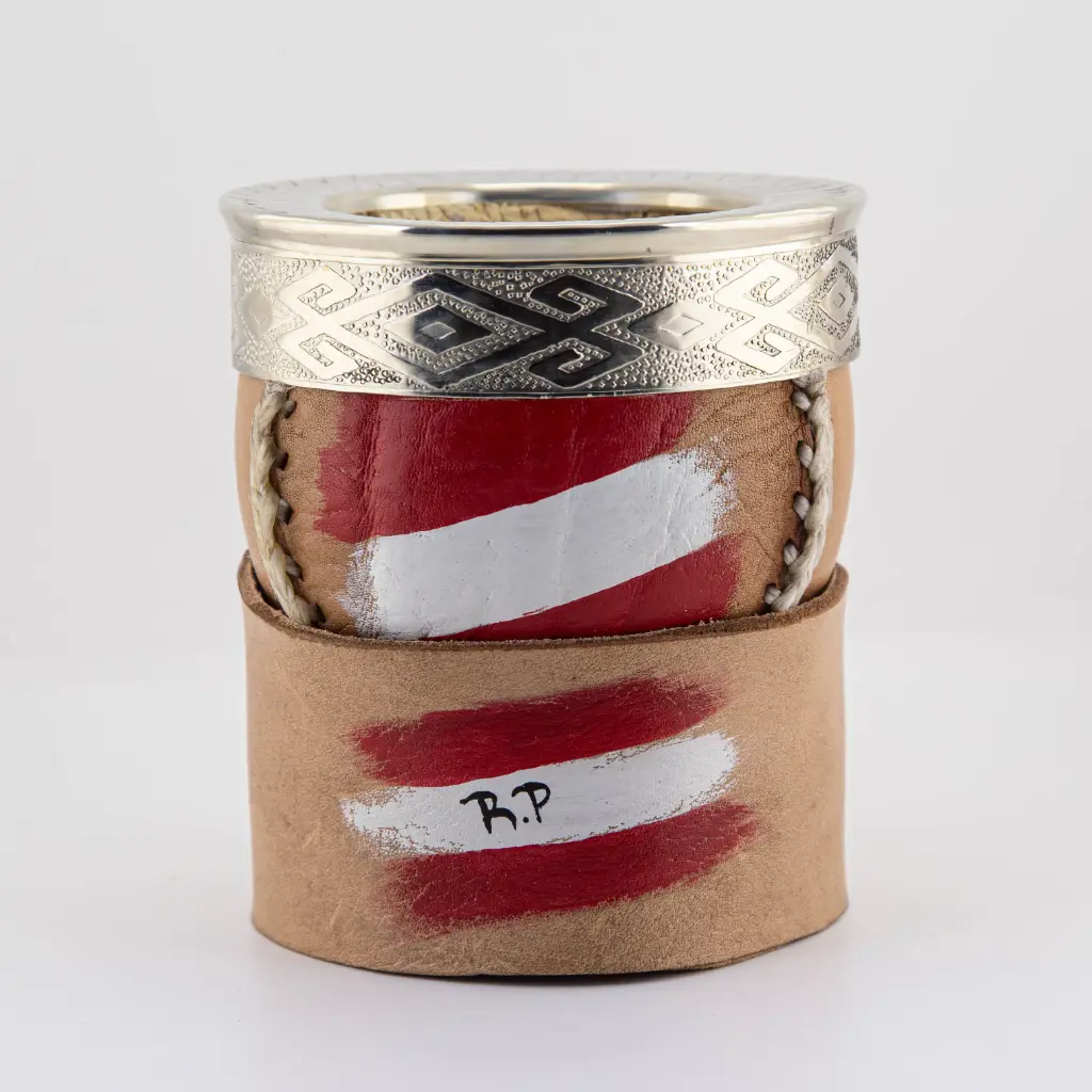 art. m060 Mate Uruguayo de cuero vaqueta pintado calabaza con virola y fleje de alpaca cocido con tiento y base de cuero pintada (Argentina)